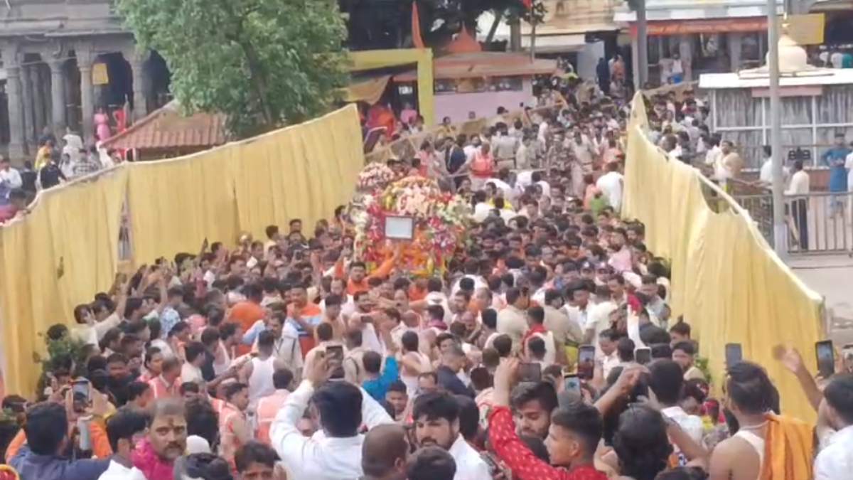भगवान महाकाल की सावन में पहली सवारी, VIDEO: चांदी की पालकी में दर्शन देने निकले बाबा, आदिवासी कलाकार हुए शामिल, CM मोहन ने दी बधाई