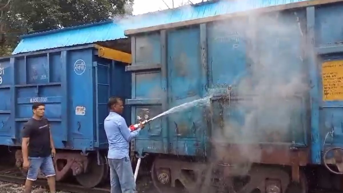 BREAKING: कोयले से भरी मालगाड़ी के डिब्बे में लगी आग, मौके पर रेलवे के अधिकारी-कर्मचारी