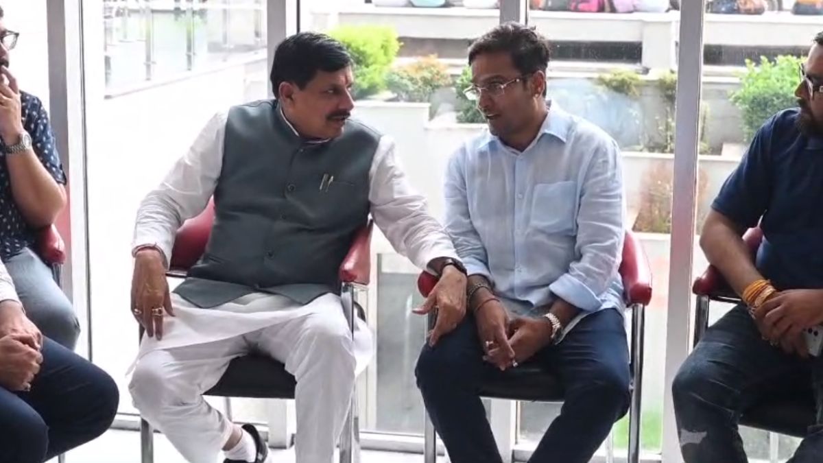 Prabhat Jha Passes Away: मेदांता हॉस्पिटल पहुंचे सीएम मोहन, प्रभात झा के बेटे से की मुलाकात, परिवारजनों को ढांढस बंधाया
