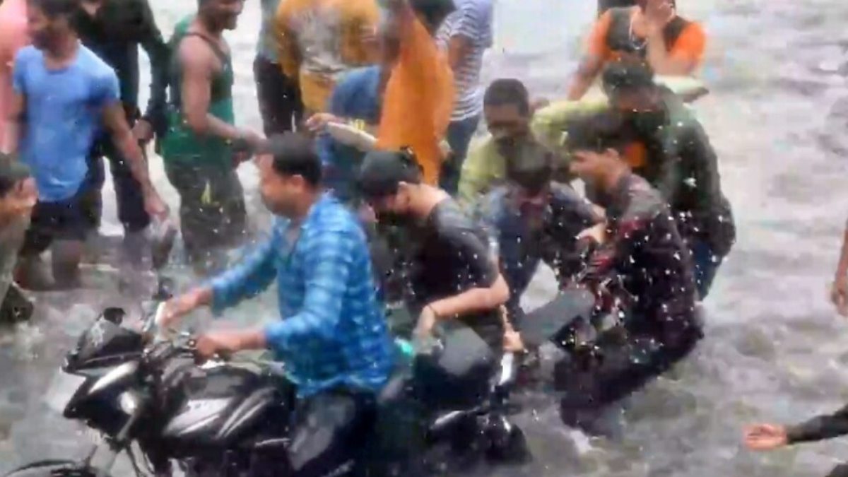 तहजीब के शहर में बेअदबी: लड़की के प्राइवेट पार्ट को किया टच, बाइक से पानी में गिराया, हुड़दंगियों का VIDEO वायरल