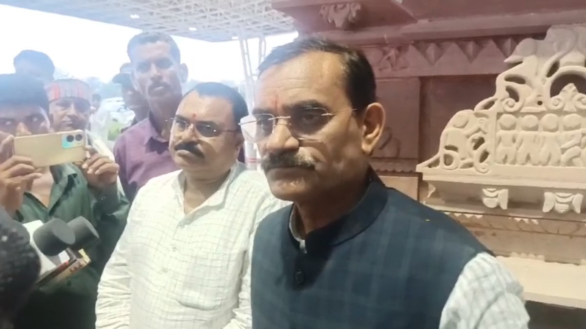 ‘राहुल गांधी के खून में किसके जीन्स’ ? हिंदुओं को हिंसक कहने पर VD शर्मा ने बोला हमला, कहा- अंग्रेज तो चले गए, लेकिन…