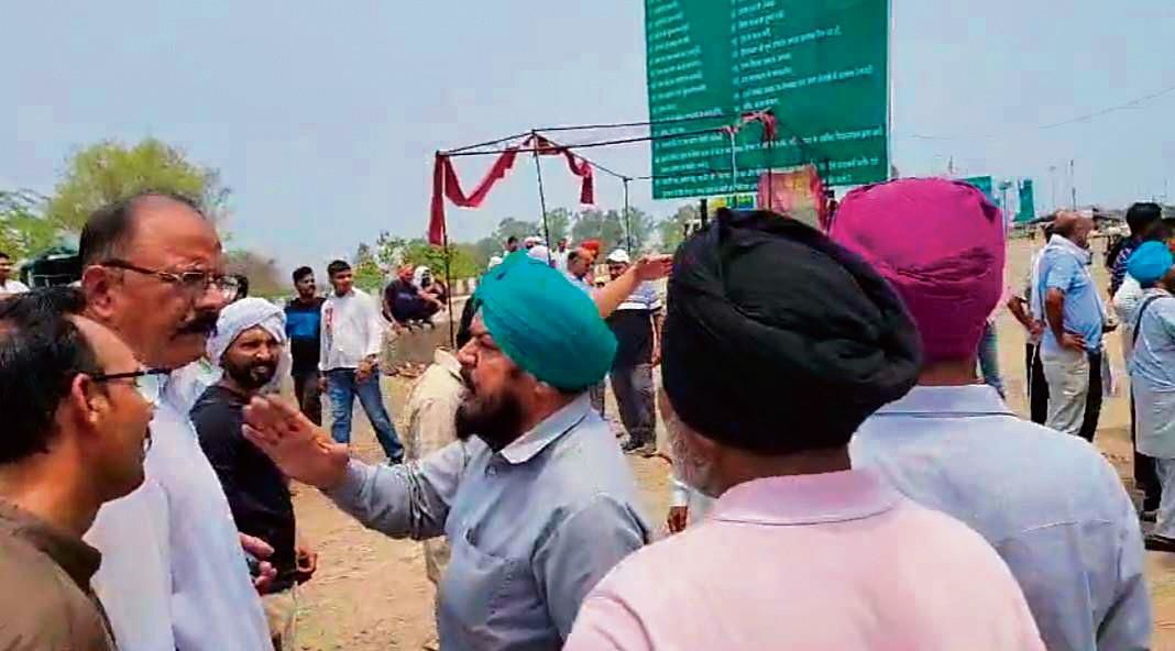 शंभू बॉर्डर पर नेशनल हाईवे को जाम करके धरने पर बैठे किसानों से मान ने की अपील