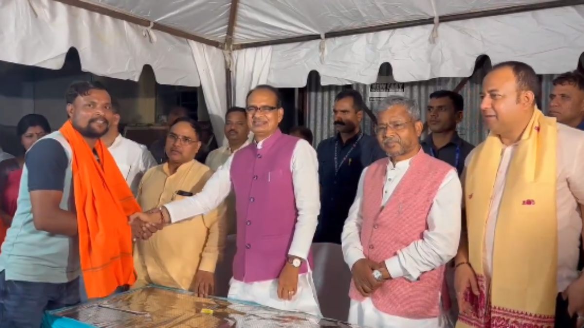 रांची पहुंचे केंद्रीय मंत्री शिवराज सिंह: बूथ कार्यकर्ता सम्मान कार्यक्रम में हुए शामिल, कहा- चंपई सोरेन को CM पद से हटाना घोर अपमानजनक