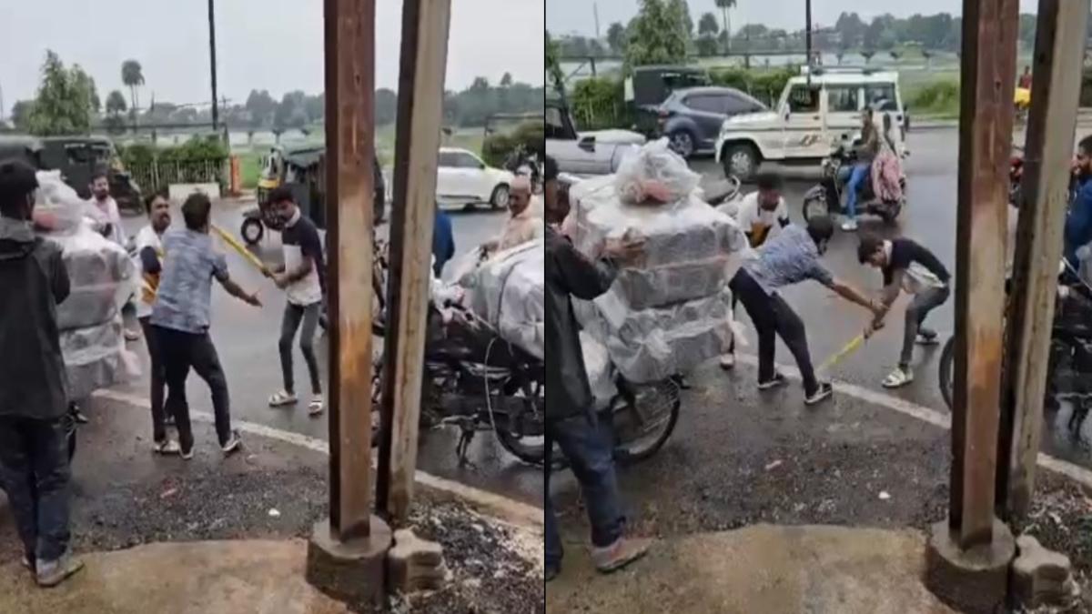 कांग्रेस नेता की बेसबॉल के बैट से पिटाई: बीच सड़क पर युवकों ने जमकर पीटा, VIDEO वायरल