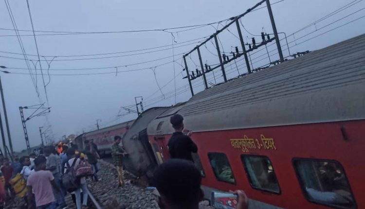 हावड़ा-मुंबई मेल पटरी से उतरी : 11 ट्रेनें रद्द, 17 का मार्ग बदला, विवरण देखें