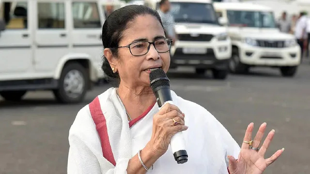 नीति आयोग की बैठक बीच में  छोड़कर निकलीं ममता बनर्जी