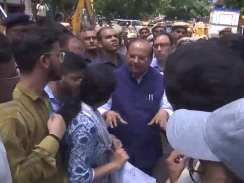 IAS कोचिंग सेंटर पहुंचे LG ने प्रदर्शनकारी छात्रों से कहा; मैं वादा करता हूं..