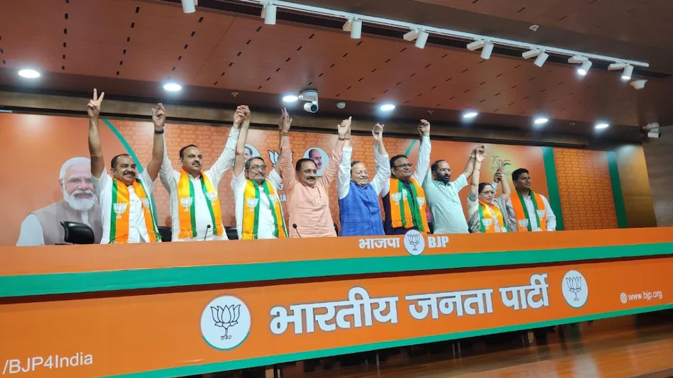 दिल्ली में आप के पार्षद , विधायक और पूर्व मंत्री राजकुमार आनंद समेत कई नेता बीजेपी में शामिल 