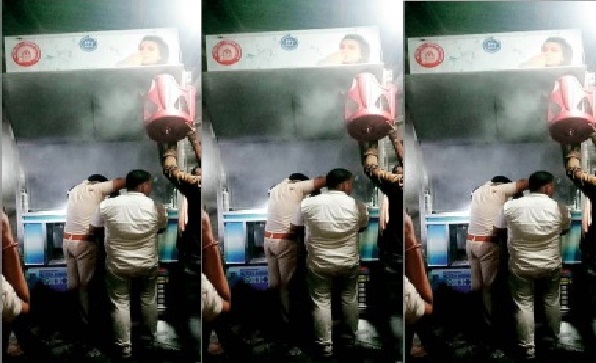 रेलवे स्टेशन के वॉटर वेंडिंग मशीन में लगी आग, यात्रियों में मची अफरा-तफरी