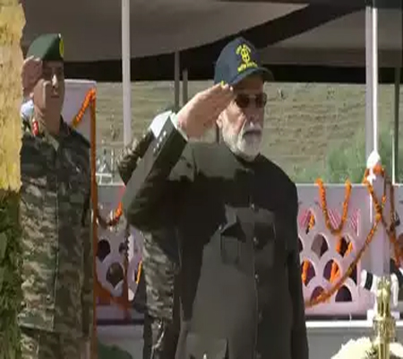 Kargil Vijay Diwas : PM मोदी ने कारगिल वॉर मेमोरियल द्रास पहुंच वीरों को दी श्रद्धांजलि