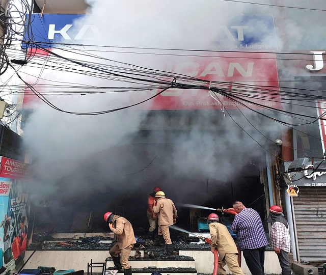 शोरूम में भीषण आग, 1 करोड़ रुपए का हुआ नुकसान
