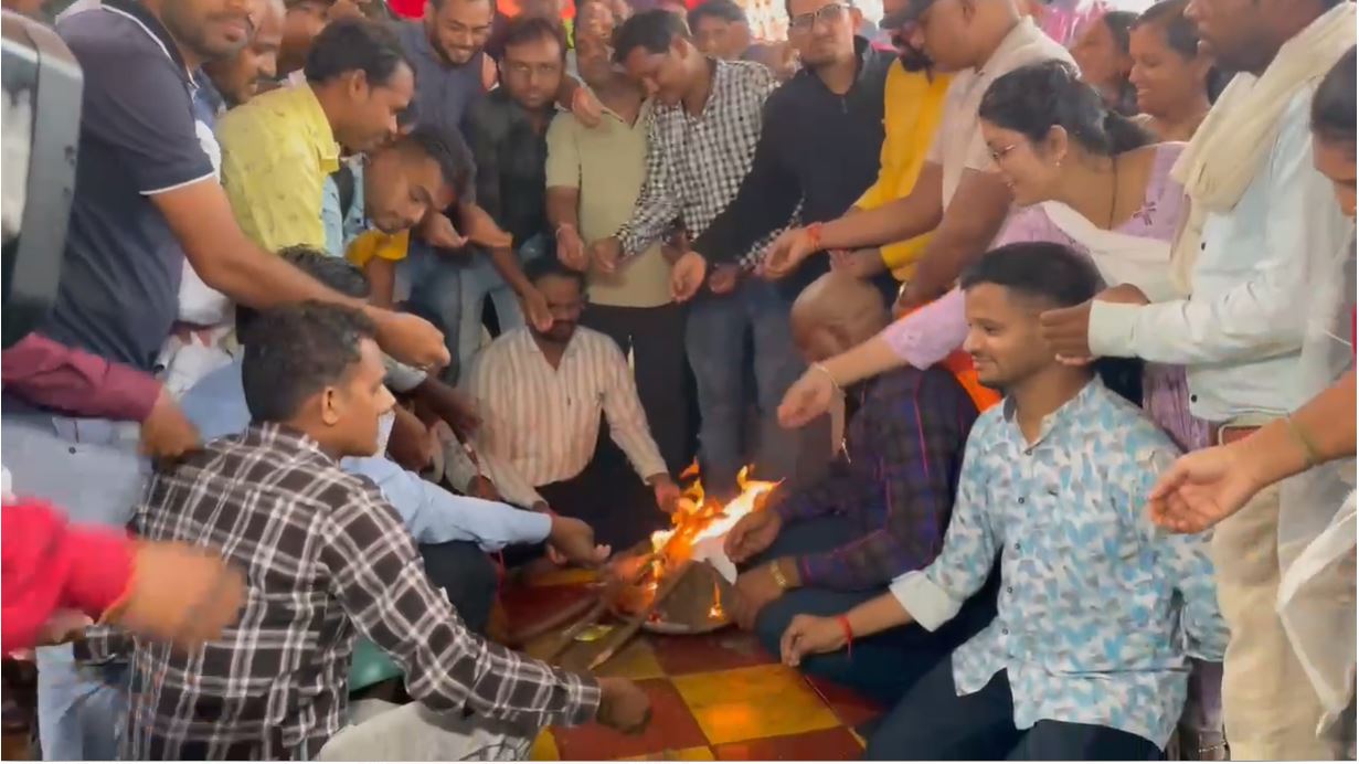 33 हजार पदों पर शिक्षक भर्ती की मांग को लेकर बेरोजगारों का अनोखा प्रदर्शन, बीएड-डीएड अभ्यर्थियों ने किया हवन और मुंडन