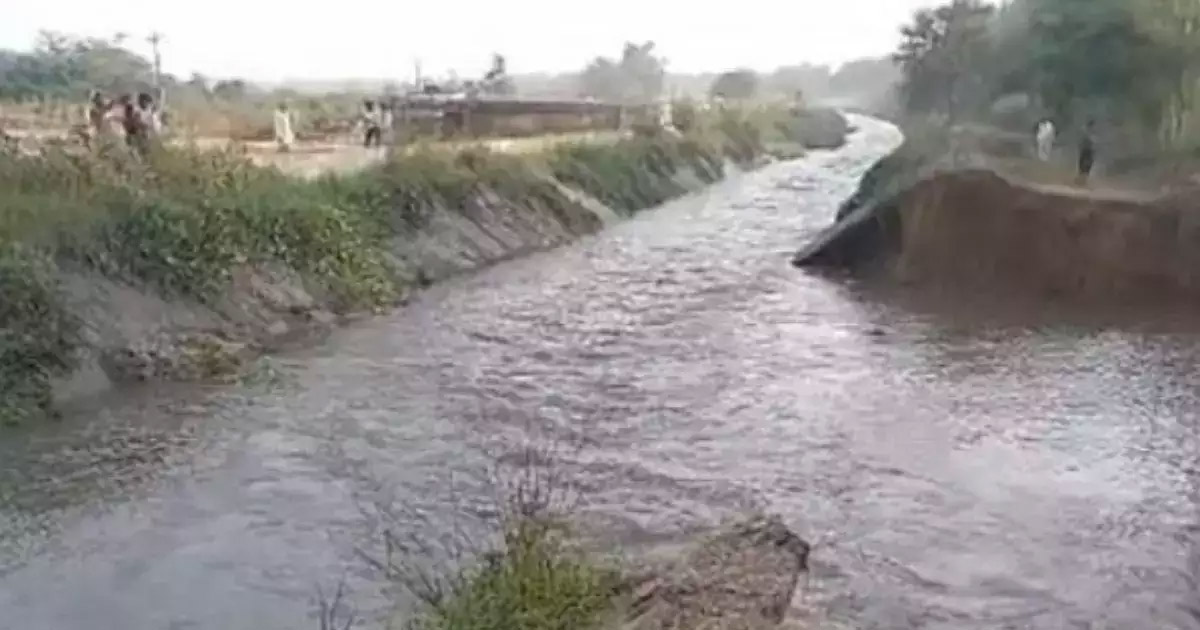 मुनक नहर में आई दरार , दिल्ली का रिहायशी इलाका पानी में डूबा