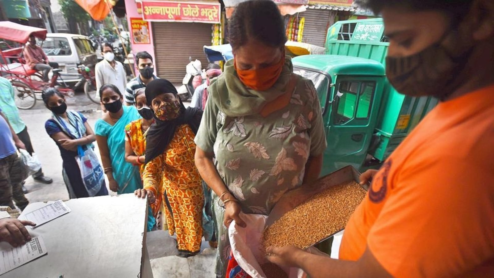 राज्य सरकार के यूटर्न से घर-घर राशन पहुंचाने वाले 1500 युवा हुए बेरोजगार