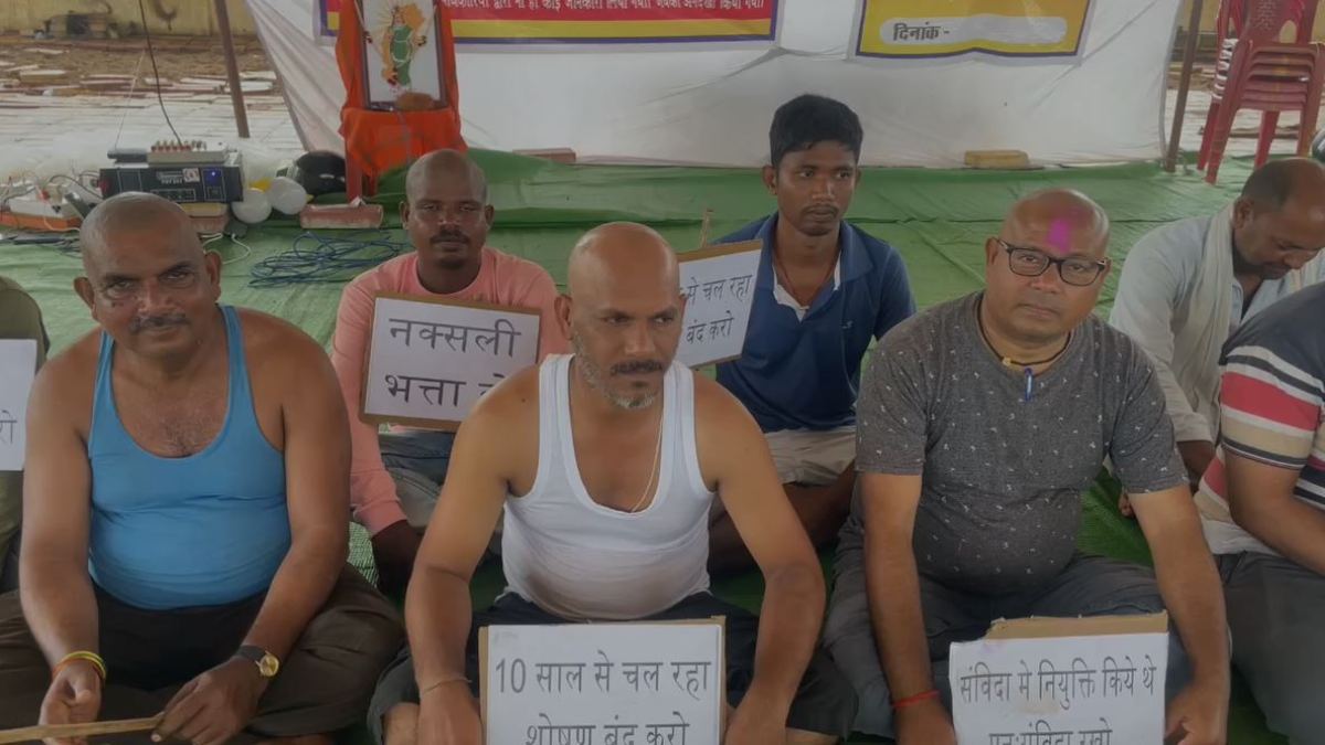 क्रेडा विभाग के कर्मचारियों का अनोखा प्रदर्शन, अनुबंध के विरोध में मुंडन करा कर जताया विरोध