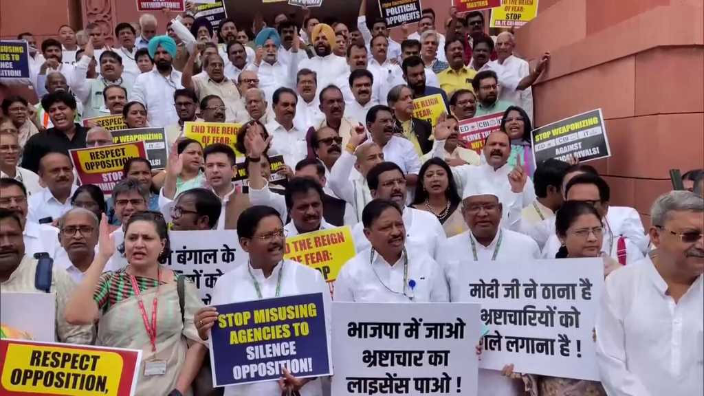 संसद परिसर में विपक्षी गठबंधन ‘इंडिया’ ने किया विरोध प्रदर्शन