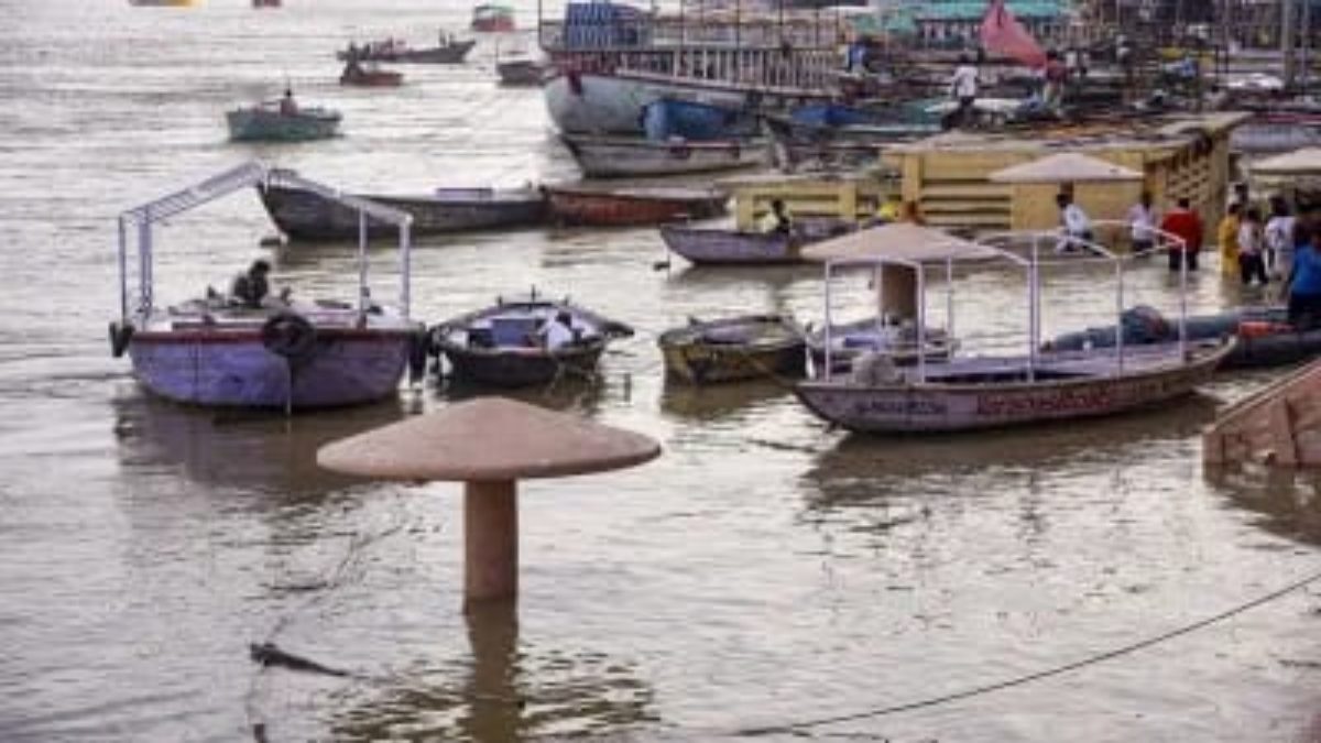 काशी में 84 घाटों का टूटा संपर्क, गंगा का पानी अब मंदिरों तक पहुंचा, डरावना हुआ नजारा