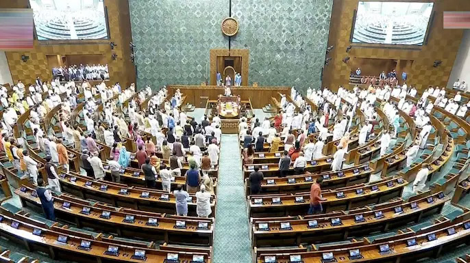 संसद के मानसून सत्र में बंगाल को लेकर दिए बयान पर संसद में हंगामा