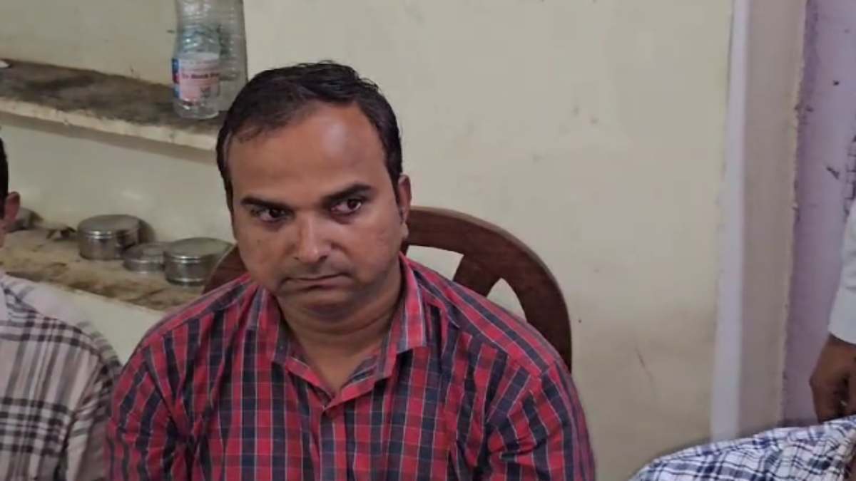 रिश्वतखोर बाबू रिश्वत लेते रंगे हाथ गिरफ्तार: पेंशन की एवज में मांगी थी 7 हजार की घूस, लोकायुक्त ने की कार्रवाई