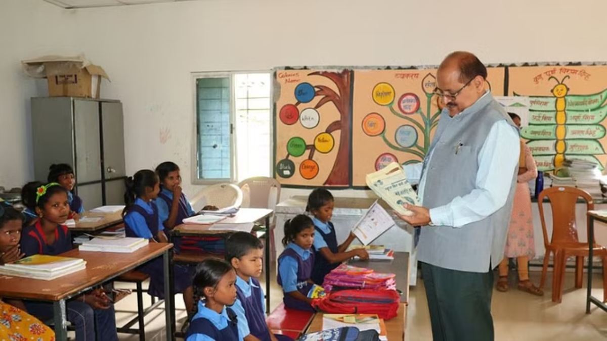 औचक निरीक्षण पर स्कूल पहुंचे कलेक्टर अनुराग पांडेय, बच्चों को खेल-खेल में पढ़ाया ‘क, ख, ग’, देखें वीडियो