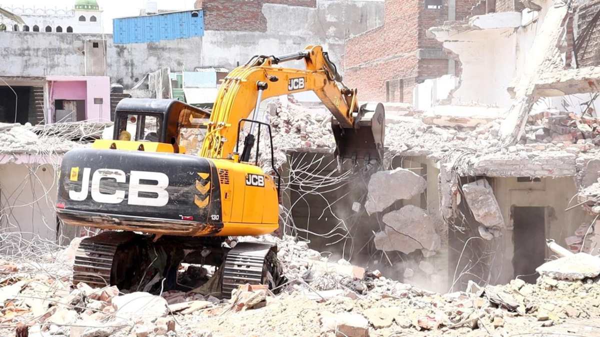 Lucknow: पंत नगर, रहीम नगर और अबरार नगर पर जारी रहेगा बुलडोजर एक्शन! कार्रवाई रोकने सीएम कार्यालय का ट्वीट हुआ डिलीट