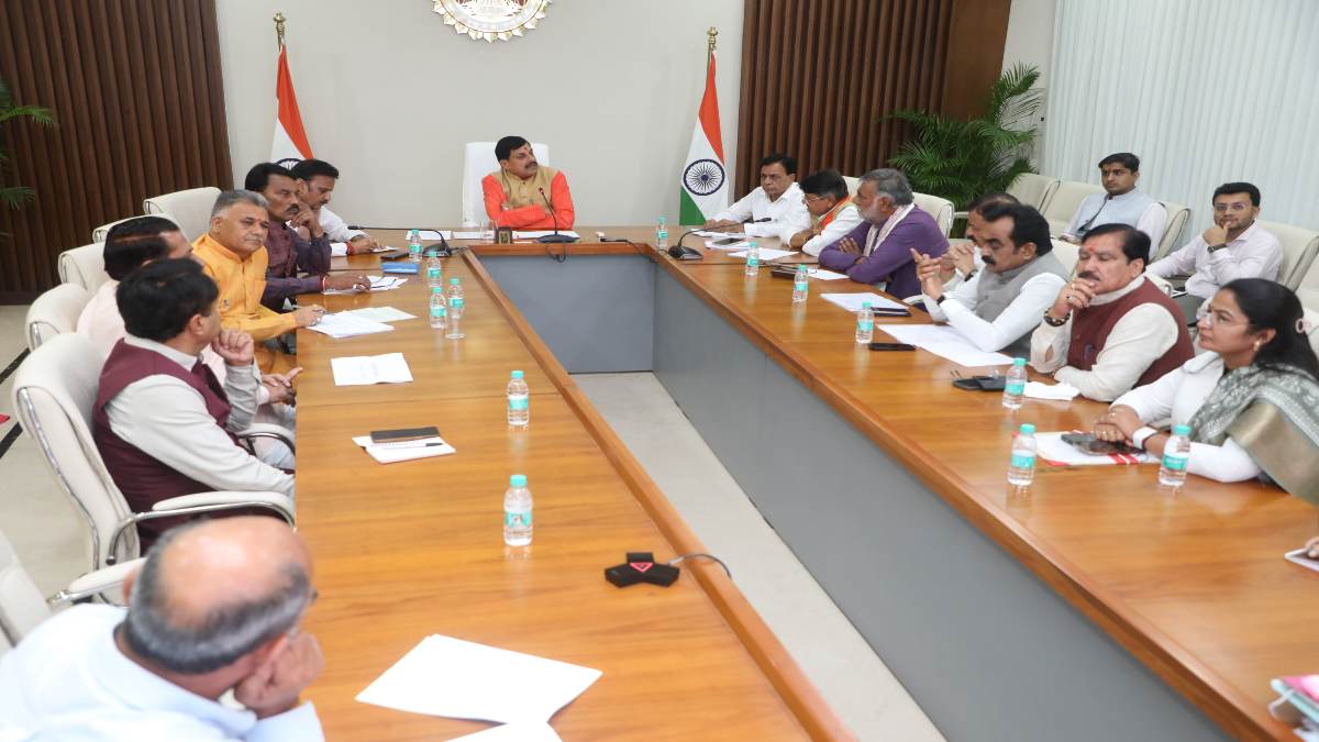 CM मोहन ने की सावन माह के त्योहारों के प्रबंधों की समीक्षा: कहा- धार्मिक स्थलों की बेहतर व्यवस्थाओं की चिंता करना हमारा कर्तव्य, अधिकारियों को दिए ये निर्देश
