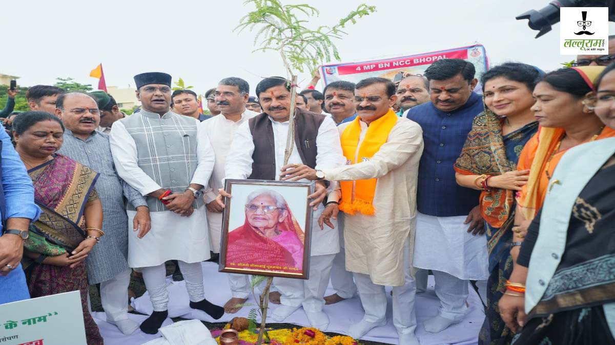 CM डॉ मोहन यादव ‘एक पेड़ मां के नाम’ अभियान में हुए शामिल, जनप्रतिनिधियों के साथ किया पौधारोपण