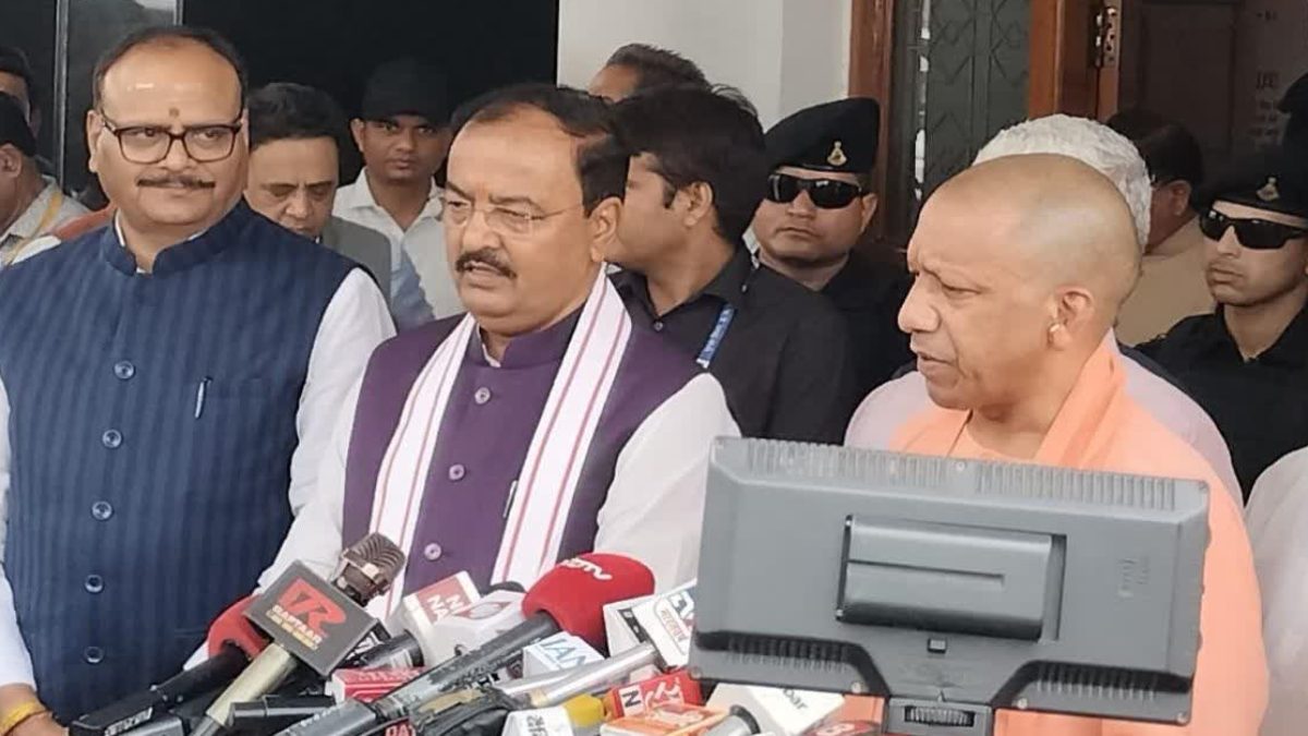 UP Aassembly Monsoon Session 2024: विधानसभा में विपक्ष के हमले से पहले साथ नजर आए योगी, केशव और ब्रजेश; देखें Photo