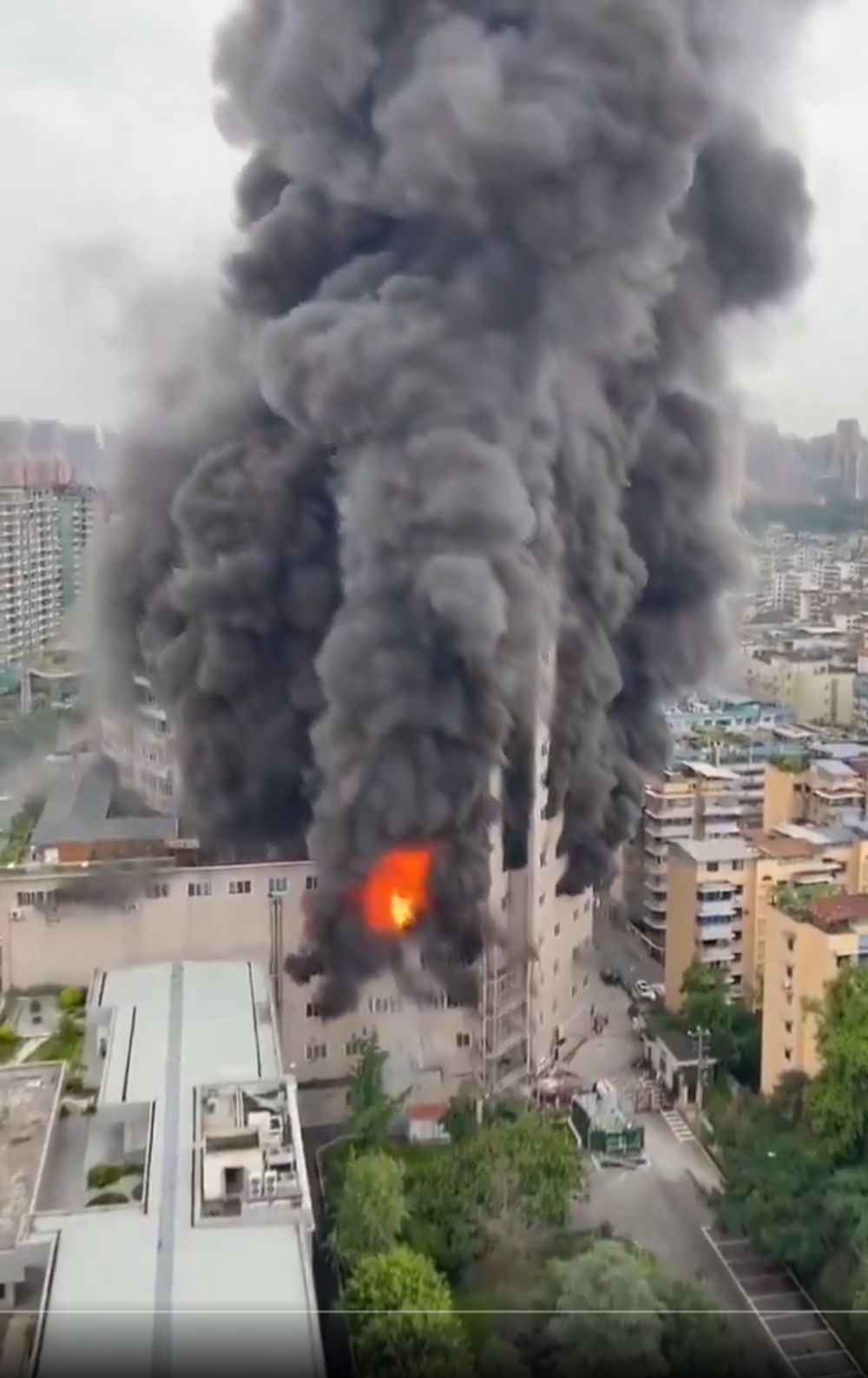 China Mall Fire: चीन में शॉपिंग मॉल में लगी भीषण आग, 16 लोगों की जलकर मौत, Watch Video