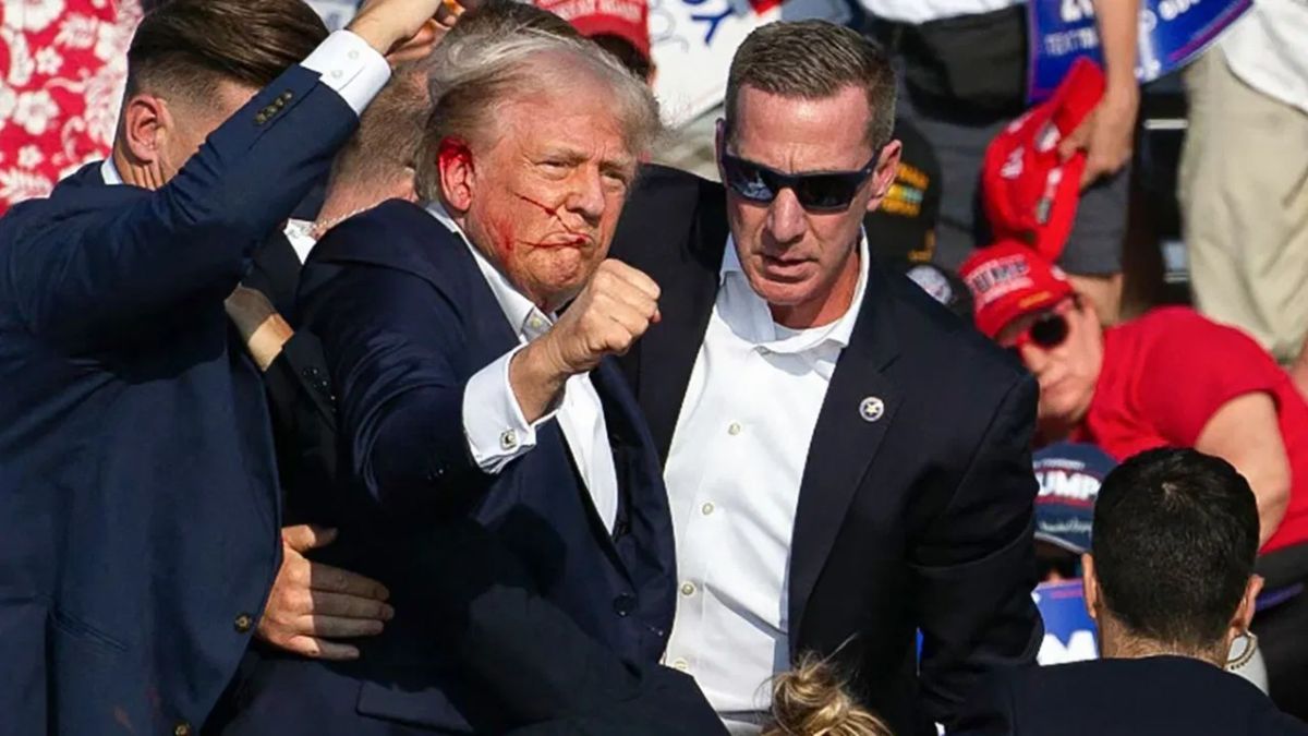 Donald Trump: डोनाल्ड ट्रंप को मारी गोली, अस्पताल में भर्ती, एक संदिग्ध हमलावर ढेर, देखें VIDEO और Photo