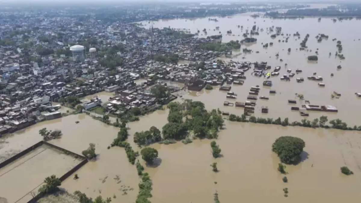 UP में बाढ़ का कहर: जानलेवा साबित हो रहा मानसून, जानिए कहां, कितना पड़ा असर