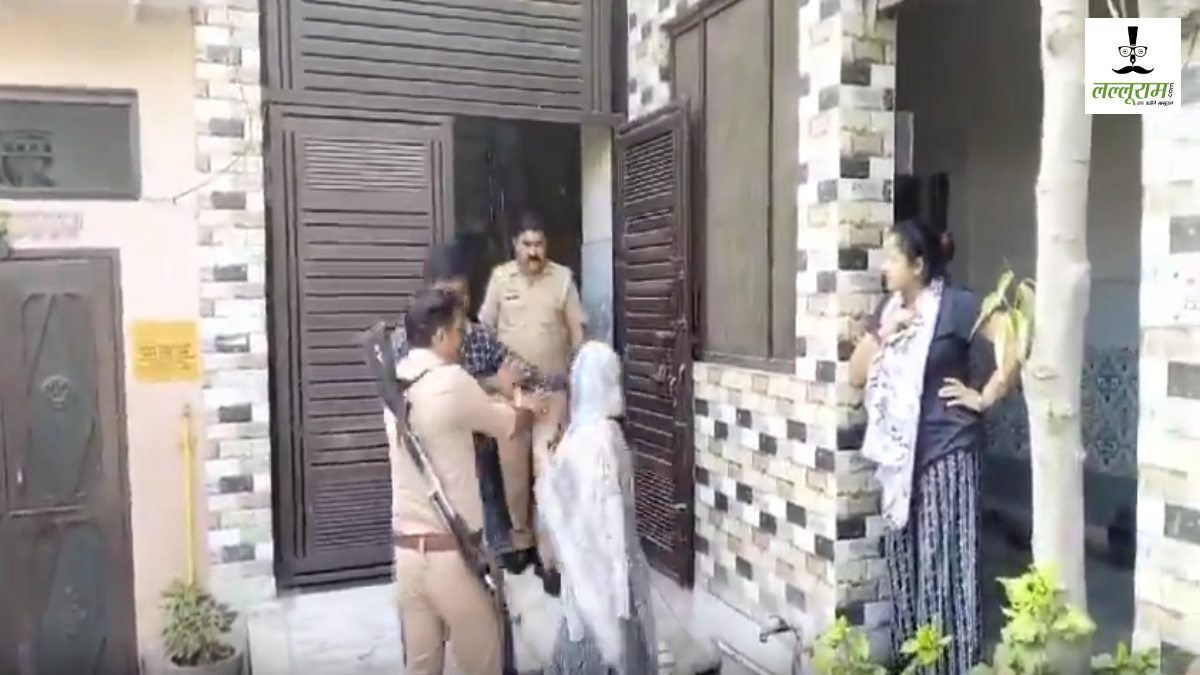 UP: बीच सड़क पर दिखा थप्पड़ शो, पति के साथ प्रेमिका को देखकर पत्नी ने किया हंगामा, देखें VIDEO