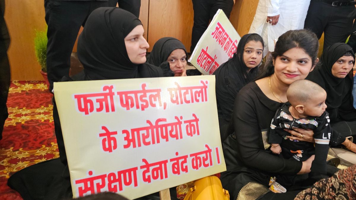 इंदौर में बजट से पहले कांग्रेस का हंगामा: काले कपड़े पहनकर बच्चों के साथ सदन पहुंचे Congress पार्षद, हाथ में तख्तियां लेकर की नारेबाजी   