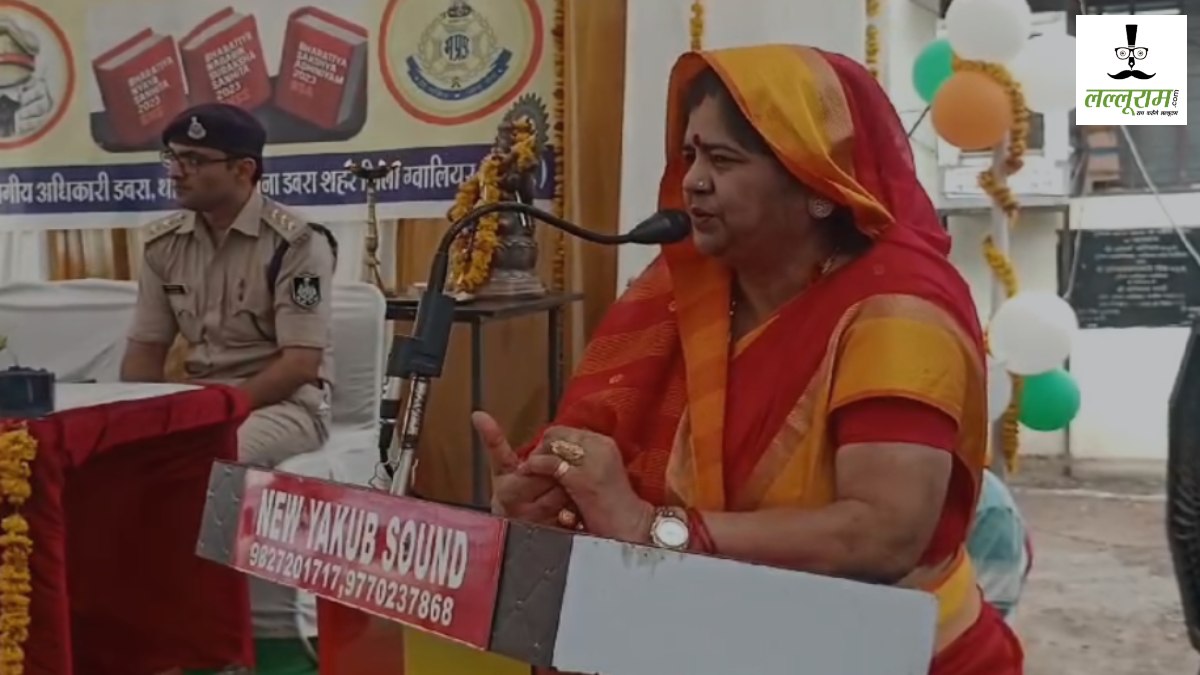 Imarti Devi Viral Video: पुलिस के कार्यक्रम में पुलिस को इमरती देवी ने दिखाया आईना, कह दी ऐसी बात… अधिकारी मुंह ताकते रह गए!