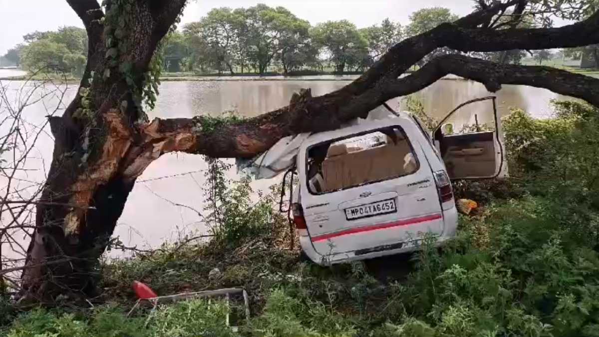 दर्दनाक हादसे में 5 लोगों की मौत: पेड़ से टकराई कार, 7 की हालत गंभीर, शादी समारोह से लौट रहे थे सभी