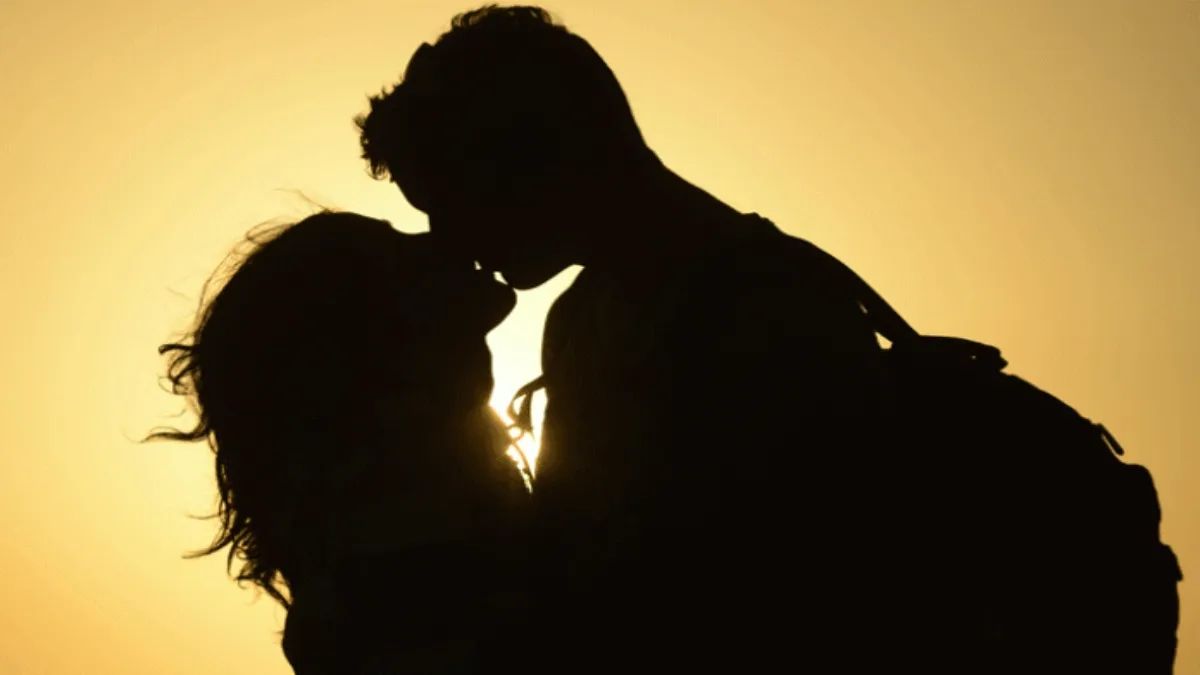 पार्टनर को LIP KISS करने से पहले पढ़ ले ये खबर: Kissing Disease ने कई देशों में मचाया कोहराम, जानिए कितना घातक है ये ‘किसिंग डिजीज’
