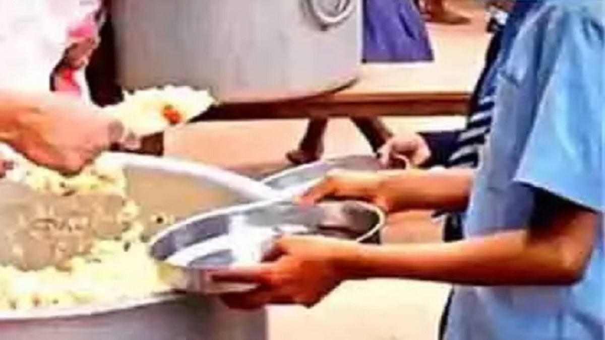 मिड डे मील में गड़बड़ी: बच्चों के स्वास्थ्य से हो रहा खिलवाड़, कलेक्टर ने लगाया ढाई लाख का जुर्माना