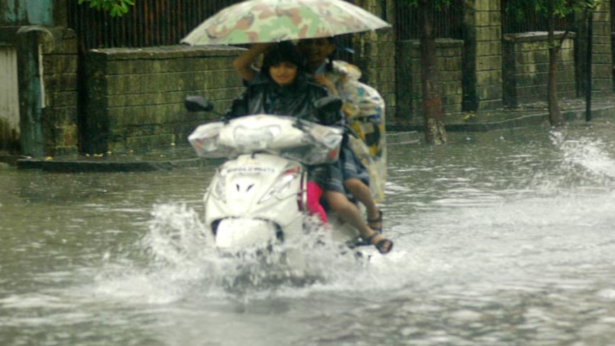Uttarakhand Weather: उत्तराखंड में हो रही भारी बारिश, आज भी रेड अलर्ट जारी, कई जिलों के स्कूलों में छुट्टी