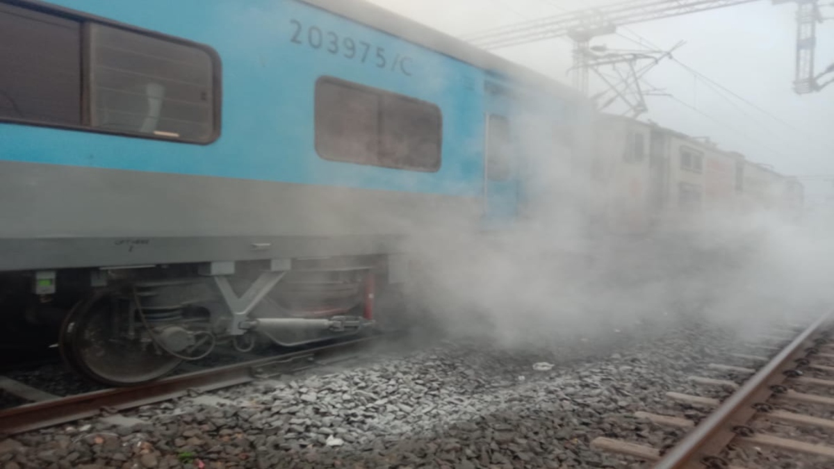 भोपाल-जोधपुर एक्सप्रेस में लगी आग: AC कोच में आगजनी से यात्रियों में मचा हड़कंप, बाल-बाल बची जान  
