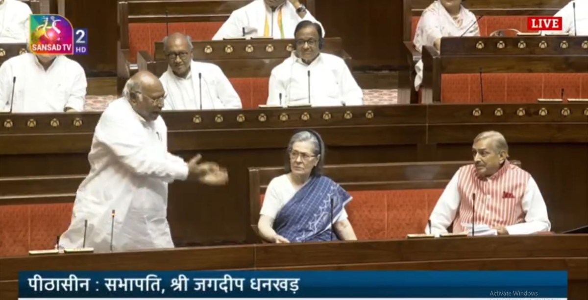 राज्यसभा में धनखड़ और खड़गे के बीच तीखी बहस,  सभापति ने फटकार लगाते हुए कहा- आपको किसने बनाया… जानें क्या है पूरा मामला, See Video