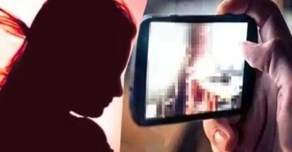 पति ने पत्नी के साथ जबरदस्ती शारीरिक संबंध बनाते हुए बनाया वीडियो, दोस्त ने Pornographic Site पर कर दिया अपलोड, फिर चला अश्लील वीडियो का ‘गंदा खेल’