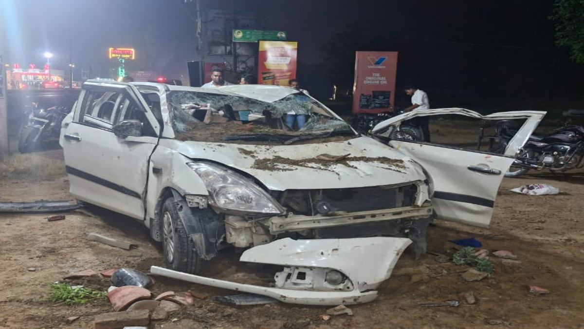 मुजफ्फरनगर में पुलिस के सामने कावड़ियों ने मचाया तांडव, कार को तोड़-तोड़कर कूच डाला, देखें Video