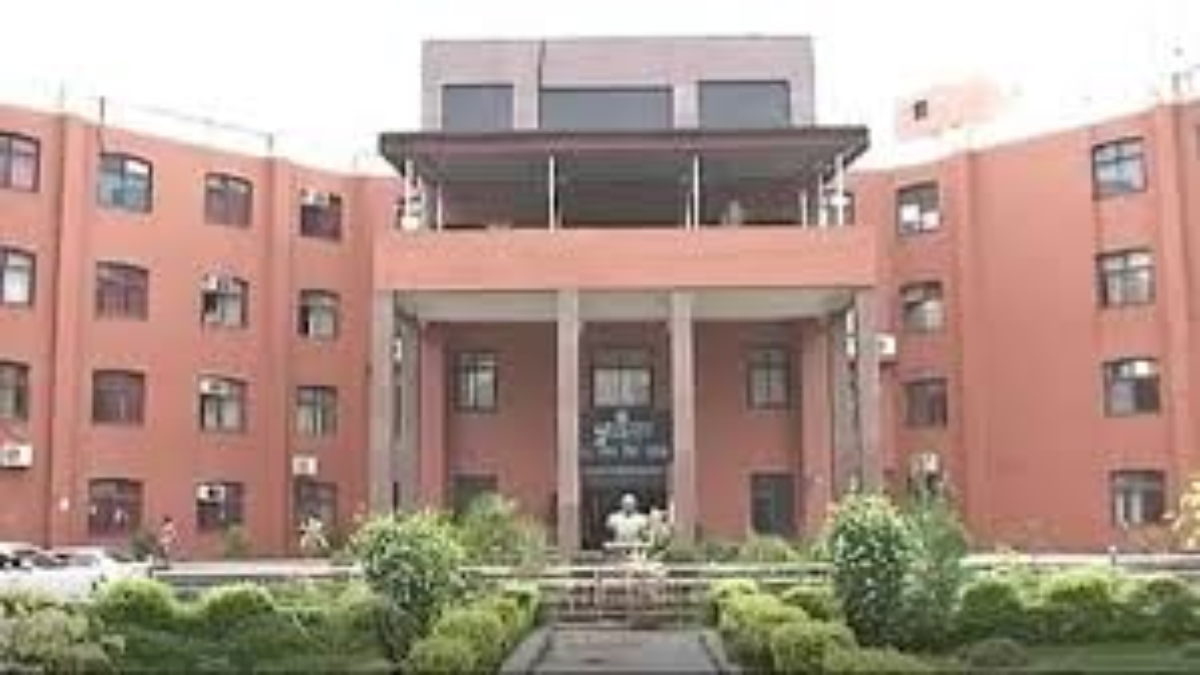 निगम परिषद की बैठक में हंगामा: BJP पार्षदों ने घेरी सभापति की आसंदी, कहा- कर्मचारियों और अधिकारियों की पदेन व्यवस्था में हुआ बड़ा फर्जीवाड़ा