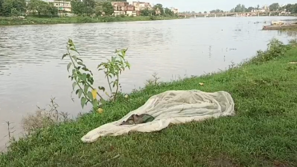 मानवता हुई शर्मसार: नदी किनारे थैले में मिला नवजात शिशु का शव, जांच में जुटी पुलिस  