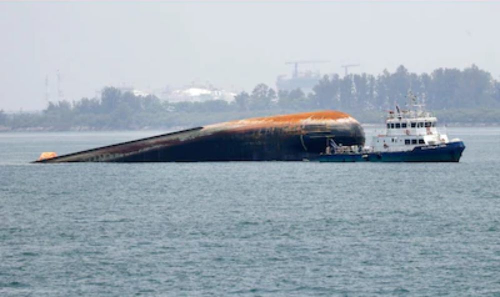 ओमान के तट पर तेल टैंकर पलटा, 13 भारतीय समेत 16 सदस्य लापता- Oman Oil Tanker Capsized