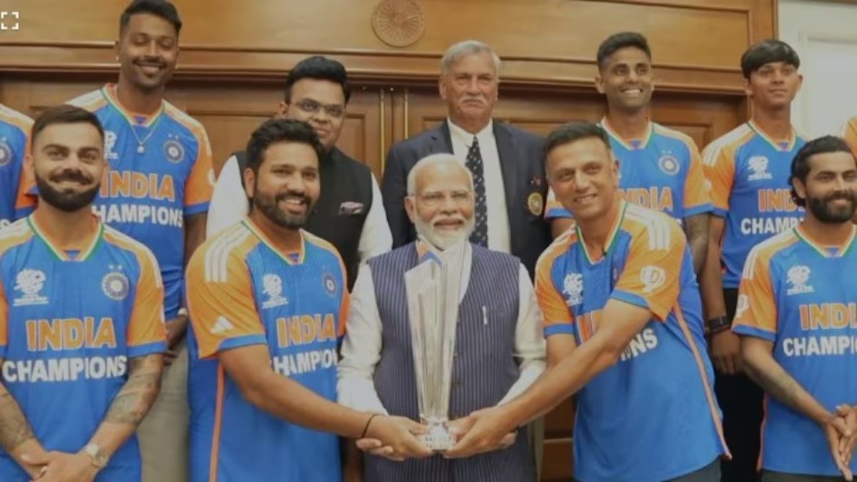 पीएम मोदी से मुलाकात कर टीम इंडिया मुंबई के लिए रवाना