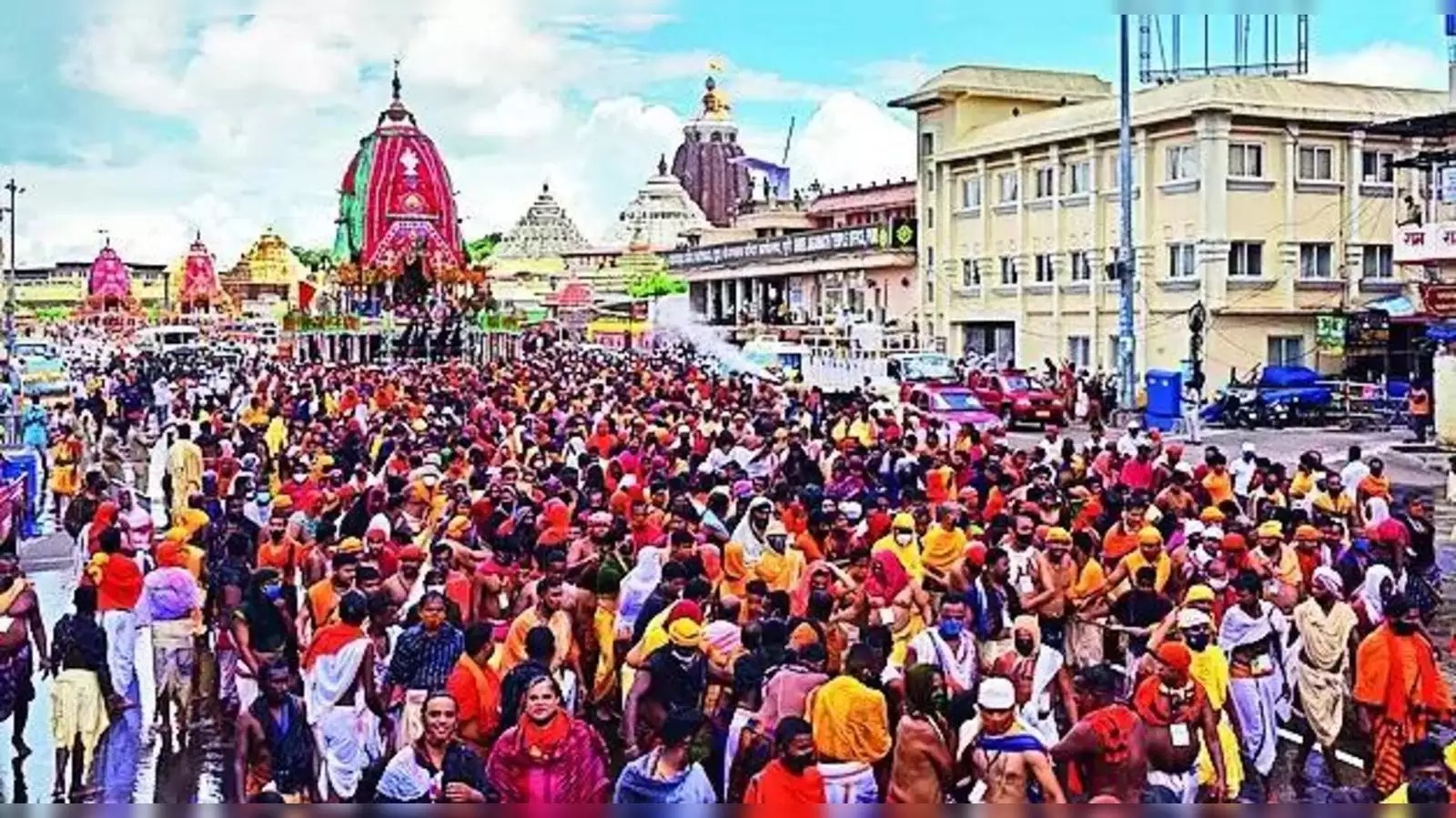 पुरी रथ यात्रा : दूसरे दिन भी रथ खींचते हुए भक्ति भाव से श्रद्धालु