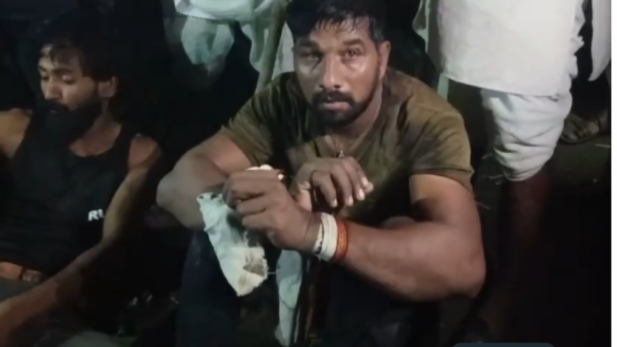 दो युवकों की बेरहमी से पिटाई: ग्रामीणों ने हाथ-पैर तोड़े, मोटर चोरी के शक में बनाया बंधक, VIDEO वायरल  