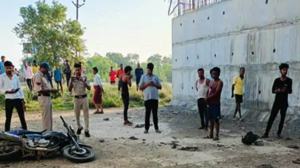 Rewa Road Accident: ओवरब्रिज से नीचे गिरे बाइक सवार, 2 युवकों ने मौके पर तोड़ा दम