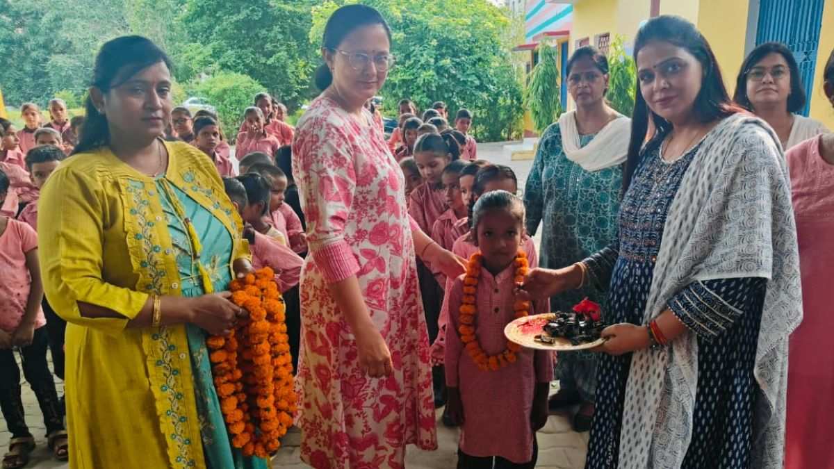 UP में 43 दिन बाद स्कूल खुले: शिक्षकों ने बच्चों का किया वेलकम, प्रार्थना सभा से हुई शुरुआत; गदगद हुए बच्चे